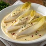 Fondue d’endives à la crème dans une poêle