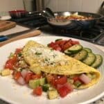 omelette aux légumes colorée dans une poêle