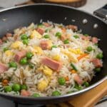 Assiette de riz sauté façon cantonaise avec petits pois, jambon et œuf